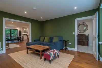 Image de Spacious 5-Bed Home with Garden & Parking - Pass the Keys