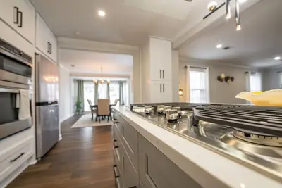 Image de Modern Fully Reno Home in E-Mem