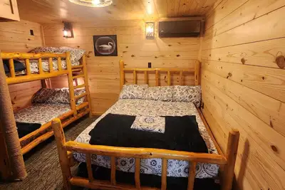 Image de Cozy 1-bedroom bunk style apartment Game Rm/Gym/Stream in historic McDowell!