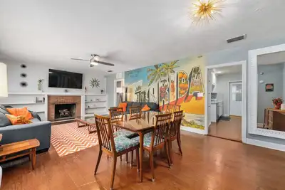 Image de Midcentury Marvel 5-bedroom pool house – walk to Uf Stadium & Campus