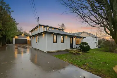 Image de Lake Simcoe Ice Fishing Basecamp • Sleeps 10–12 • Heated Shop