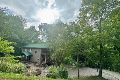 Image de Rustic Retreat - Scenic 4‑Br with Lake Views, Decks, Private Dock, Kayaks