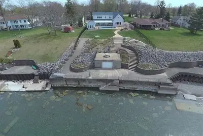 Image de Charming 6-Bedroom Lake-Front House with Heated Pool, Fire-Pit, 3. 5 Baths