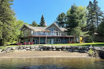 Image de 5 Bedroom Lakefront Cottage with Private Beach