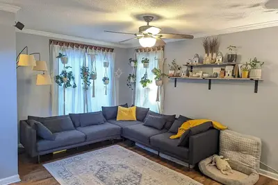 Image de 9 Min Walk Downtown, Cozy House, Private Yard