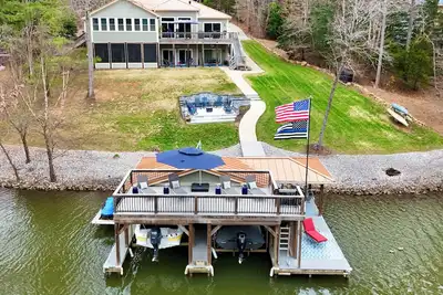 Image de New! Hot Tub, 5 King beds & 6 Bunks sleep 18-Fire Pit-Sunroom-Sundeck-kayaks-Sup