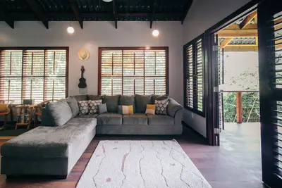 Image de Hawksnest: Bluff Beach 2-Bedroom Luxe Jungle Home