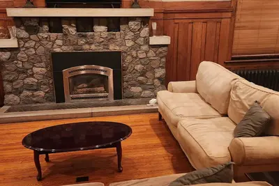 Image de Welcoming 4-bedroom house with steam heat and gas fireplace in charming Danville
