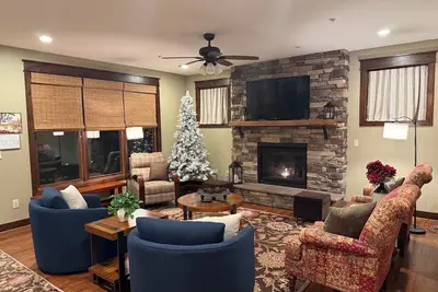 Image de Deep Creek 5-bedroom House with Indoor Pickleball Court, Hot Tub & Fire Pit