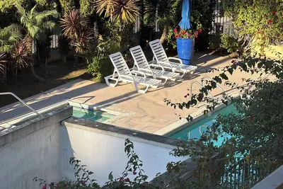 Image de A cozy apartment nestled in the hills.