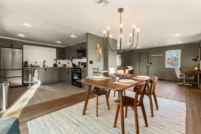 Image de 1 Min to I-91  - Newly Renovated Modern 2 Br Home