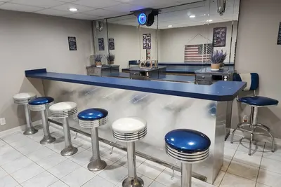 Image de Stylish Lilburn/Stone Mountain Retreat w/Theater Room, Bar and 2nd Kitchen