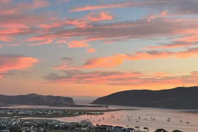 Image de 3-bedroom house in quaint Knysna with cool Ac comfort