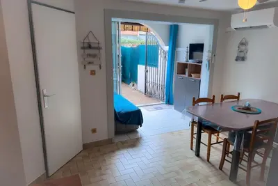 Image de À 200m de la plage et 100m des commerces, T2 cabine climatisé avec terrasse