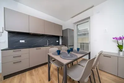 Image de Cozy 69 sqm apartment, located on the first floor of a building without an elevator. The accommodation is situated in a strategic location, allowing you to reach the main points of interest within a short walking distance or by public transport. The