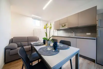 Image de Cozy 69 sqm apartment, located on the first floor of a building without an elevator. The accommodation is situated in a strategic location, allowing you to reach the main points of interest within a short walking distance or by public transport. The