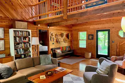 Image de Upscale 4-bedroom, 3 full bathroom lakeside log cabin in West Olive, Michigan.