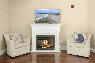 Image de York Beach, Maine | Ocean-View Studio with Fireplace | Walk to Beach