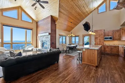 Image de Sky House Whitefish: Ski-In / Ski-Out + Hot Tub + Outdoor Fireplace + Lake Views