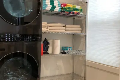 Image de Bright and Airy 2-Bedroom Home in Pleasant Downtown Beulah, Michigan.