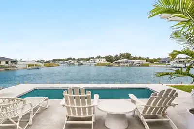 Image de Blondie - Escape to the Waters Edge - Holiday Yamba