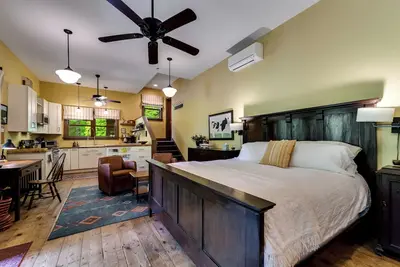 Image de King Bed Studio, in the mountains, on the Nantahala River.