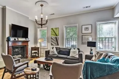 Image de Park Place, Unit A - 2br near Forsyth w/Balcony, Courtyard, Easy Street Parking