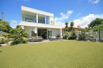 Image de Shoreline Vista - New Plymouth Holiday Home