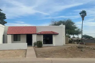 Image de Newly remodeled, spacious 4-bedroom house in serene Phoenix