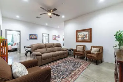 Image de Bright 4br Home | Minutes to UofA & Shows