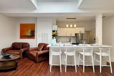 Image de 4 | Loft Queen Street East - Sleeps 4