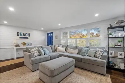 Image de Charming 3 bed cottage w/ Ac, hot tub, walk to beach, restaurants & bars!