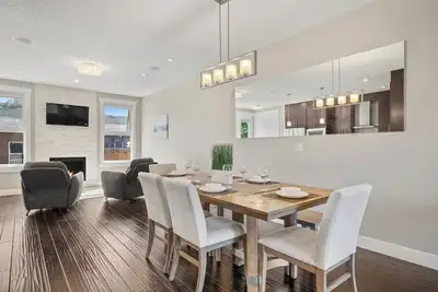 Image de Modern 4-Bedroom Home Near Chinook Mall and Downtown with Private Garage!