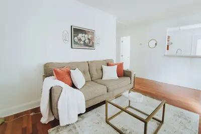 Image de 2 Miles to Downtown, Cozy Green Cottage 2 Br 1 Ba