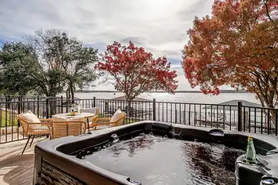 Image de 5 Br 4 Ba: On Big Water, Hot Tub, Fire Pit, Dock