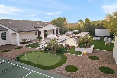 Image de Luxury Resort Oasis : Pool, Pickleball, Sauna, Spa, Sleeps 14 Comfortably