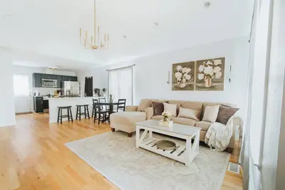 Image de 2 Min Ride to Downtown, Stylish Spacious 3 Br Home