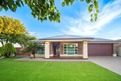 Image de Popular Grand Villa –  Walking Distance to Sports Stadium, McD, Kfc, dining & shops