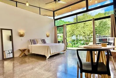 Image de New studio in awesome Dominical walk to the beach in center of town, security Ac