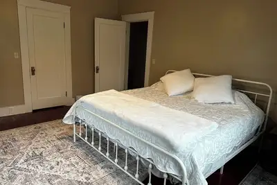 Image de Historic  1921  2-bedroom house in beautiful North Hill