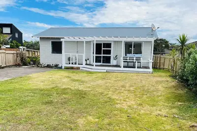 Image de Beach Bungalow - Few mins walk to beach.