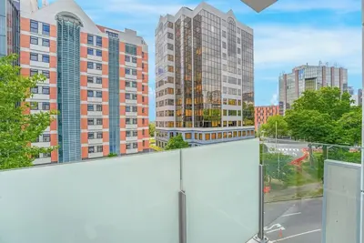 Image de Modern Cityscape Abode with Balcony near Queen St