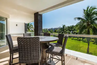 Image de Elegant condo with beach access, balcony views, pool & fitness room