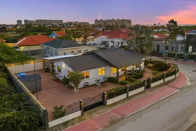 Image de 3br Villa - 5 min to Palm Beach w/ Pool & Bbq