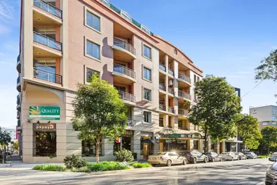 Image de Séjour lumineux dans l'Inner-West avec accès à la piscine