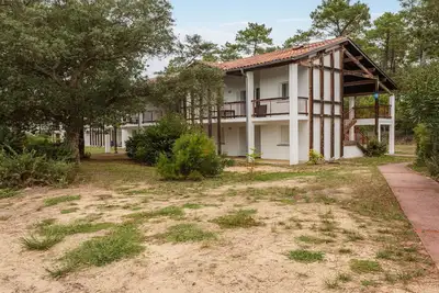 Image de Retraite côtière ensoleillée avec jardin