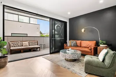 Image de Maison élégante avec barbecue et salle à manger extérieure