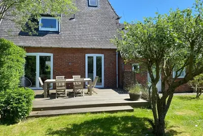 Image de Nordsee Hüs - Holiday home in Hörnum: Spacious garden, sauna & feel-good ambience
