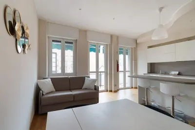 Image de GuestHost - Cozy 50 sqm apartment located on the third floor of a building with an elevator (Not suitable for guests with disabilities). The accommodation is just a short distance from the M1 subway stations Gambara and Bande Nere, in a neighborhood w