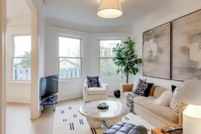 Image de Spacious, fully remodeled 3-bed, 2. 5-bath condo in Lone Mountain that's ideal for mid-term stays. Features a chef’s kitchen, in-unit laundry, and a prime location near Golden Gate Park and transit.